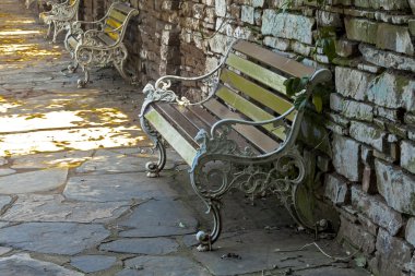  Ahşap ve demir döküm Park bankların gölgeli geçit üzerinde