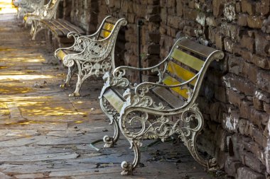 Birçok Park banklar gölgeli Slasto geçit üzerinde