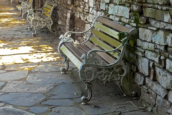  Ahşap ve demir döküm Park bankların gölgeli geçit üzerinde