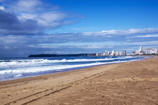 Şehir manzarası DurbanGüney Afrika'da karşı boş plaj