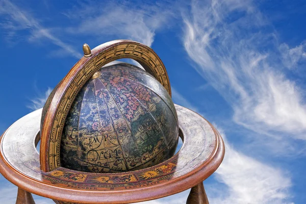 Szerelt retro World Globe ellen kék felhős égbolt — Stock Fotó