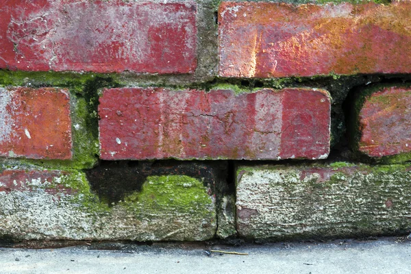Närbild på Vintage sönderfallande röd tegelvägg — Stockfoto