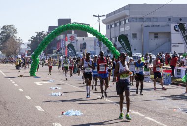 Seyirci ve koşucular yoldaşlar maraton Durban 4