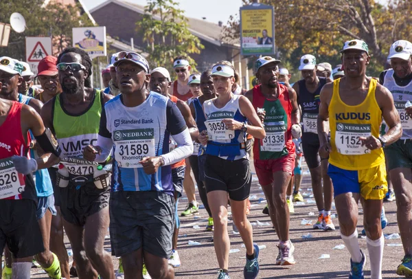 Seyirci ve koşucular, yoldaşlar maraton Durban 3 — Stok fotoğraf