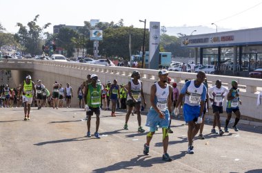 Seyirci ve koşucular yoldaşlar maraton Durban 10