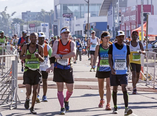 Seyirci ve koşucular yoldaşlar maraton Durban 16 — Stok fotoğraf