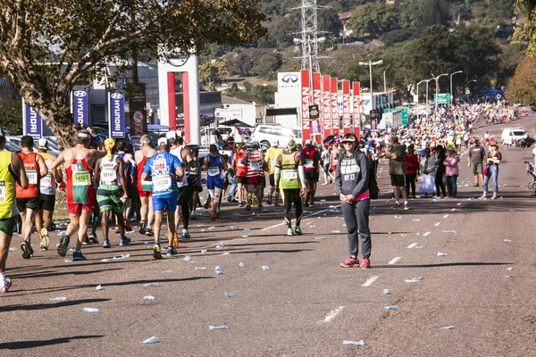 観客とダーバン 24 の戦友マラソン ランナー — ストック写真