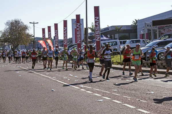 Seyirci ve koşucular yoldaşlar maraton Durban 25 — Stok fotoğraf