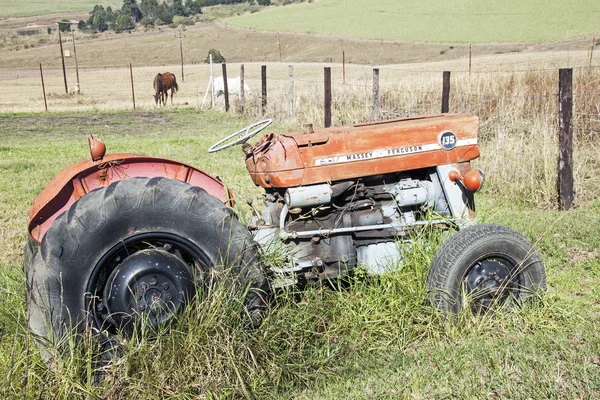 Vintage elhagyott piros Massey Ferguson 135 traktor és lovak — Stock Fotó