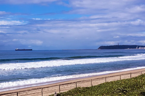 Paisaje marino de playa Océano y carga y buque — Foto de Stock