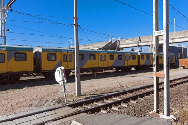 Train de métro jaune passant sous le pont en béton — Photo