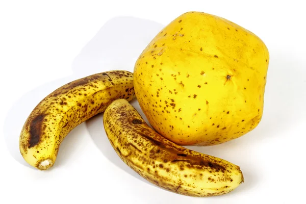 Skvrnitý banány po boku zralé žluté Paw Paw — Stock fotografie