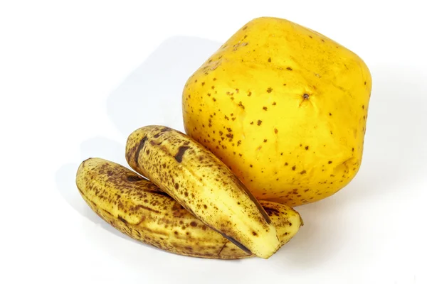 Gespikkelde bananen naast rijpe gele Paw Paw — Stockfoto