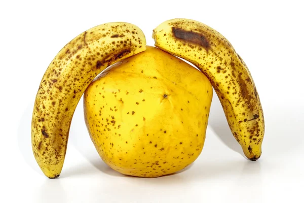 Gelbe Pfote unter zwei reifen gesprenkelten Bananen — Stockfoto