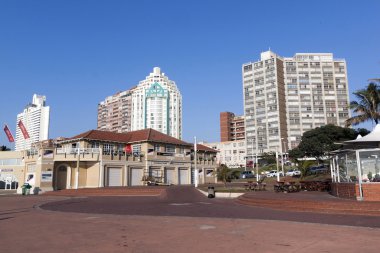  Boş Plaj Ön Asfalt Gezinti ve Şehir Skyline