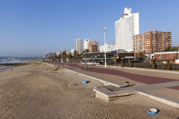 Viele Unbekannte spazieren am Morgen über Strandpromenade — Stockfoto