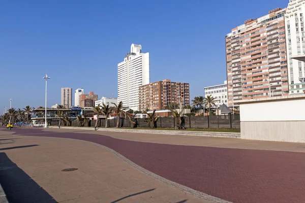 Pláž vpředu dlážděná promenáda a městský Skyline — Stock fotografie