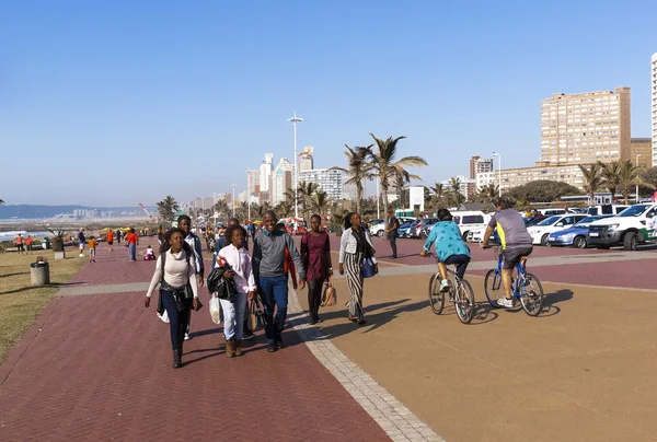 People and Cyclists on  Promenade on Beach Front — Stock Photo, Image