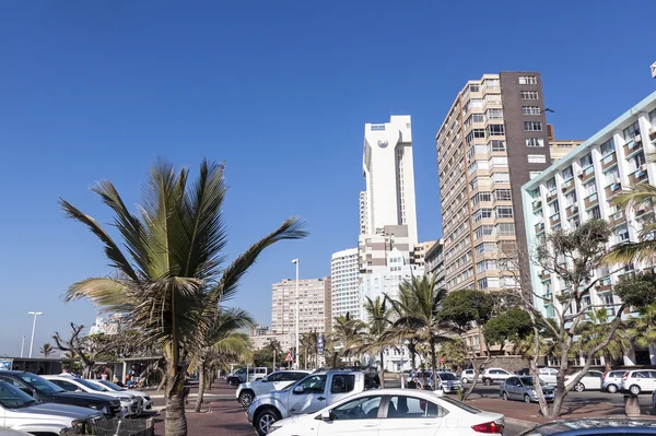 Kraftfahrzeuge parken am Straßenrand am Strand 1 — Stockfoto