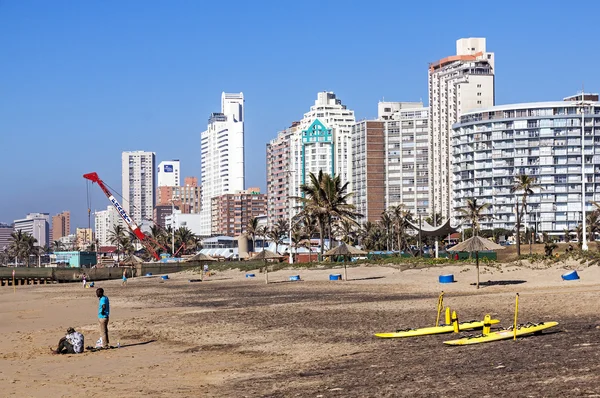 Surf Ski Blue Concrete Garbage Bins City Skyline — Foto Stock