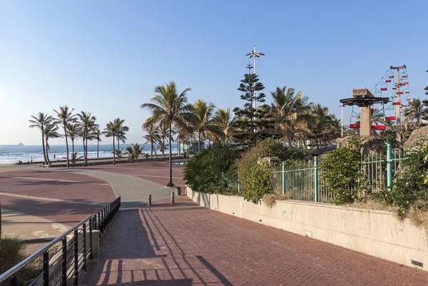 Paved Walkway Leading Down onto Promenade Beach and Ocean — Stock Photo, Image