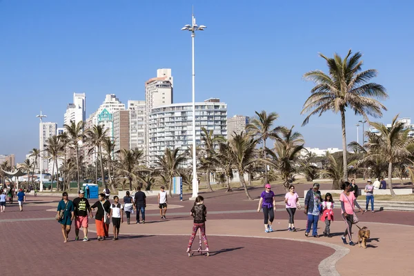 İnsanlar ve köpekler açık Beach Promenade üzerinde — Stok fotoğraf