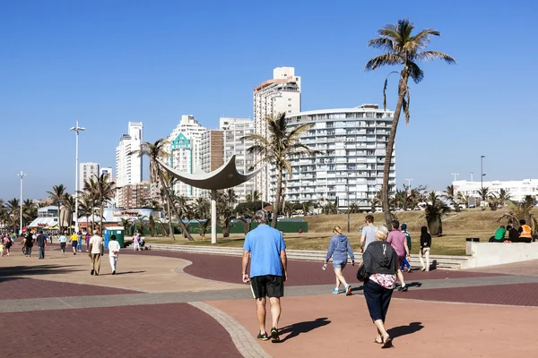 Le persone che camminano sul lungomare a Durban — Foto Stock