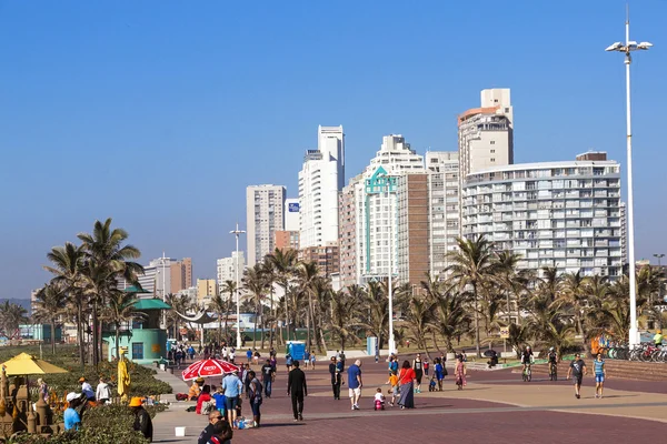 Cyclists and Pedestrians on Paved Beach Promenade — Stock Photo, Image