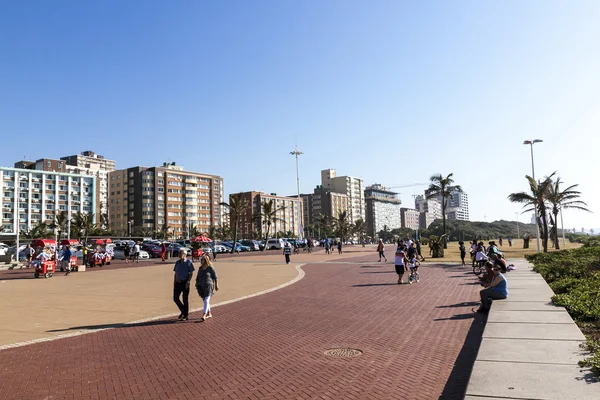 Many Early Morning Beach Promenade Walkers — Stock Photo, Image