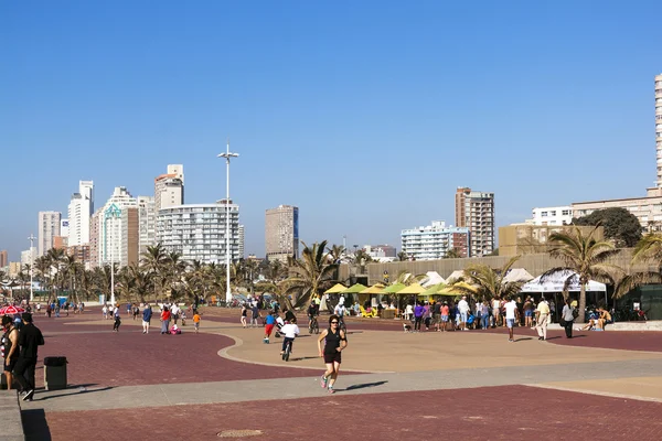 Pessoas caminhando na praia frente Promenade — Fotografia de Stock