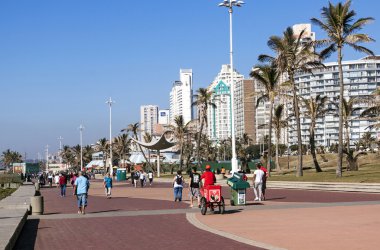 Durban 4 Promenade üzerinde yürüyen insanlar