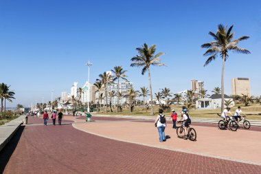 Durban 3 Promenade üzerinde yürüyen insanlar