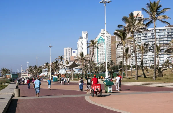 Spaziergänger auf der Promenade in Durban 4 — Stockfoto