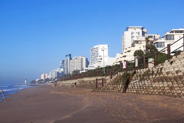 Plage vide tôt le matin et mur de soutènement en béton — Photo