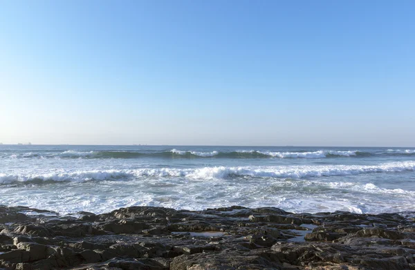 Dark Rocks  Ocean Waves and Blue Skyline Seascape — Stock Photo, Image