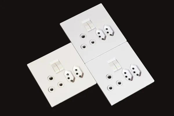 Elektrische Wall Mount contactdozen en schakelaars op zwarte achtergrond — Stockfoto