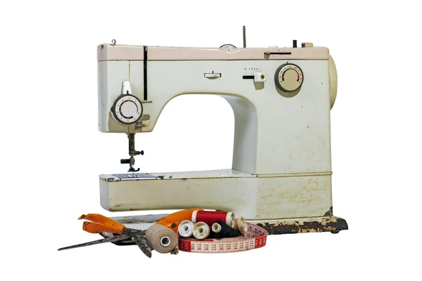 Stará rezavá Vintage šicí stroj s bavlny a nůžky — Stock fotografie