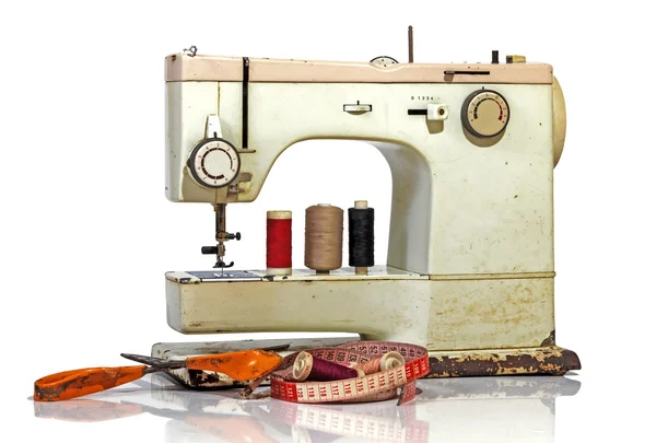 Stará rezavá Vintage šicí stroj s nůžkami a Svinovací metr — Stock fotografie