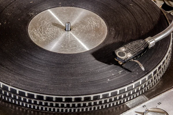 Extremo primer plano Grungy Record tocando mesa giratoria — Foto de Stock