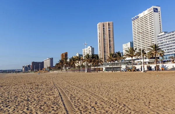 Playa vacía contra Golden Mile City Skyline —  Fotos de Stock