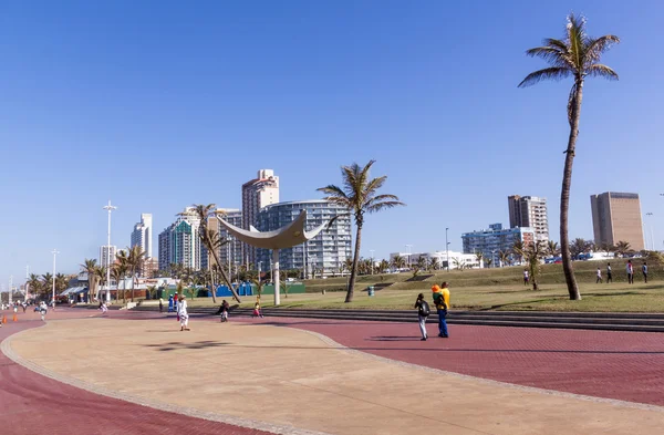 Le persone si godono la passeggiata mattutina lungo la passeggiata a Durban — Foto Stock