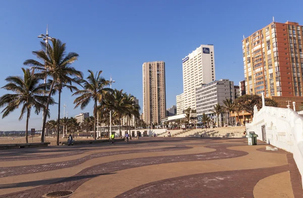 Paseo pavimentado tranquilo por la mañana contra City Skyline — Foto de Stock