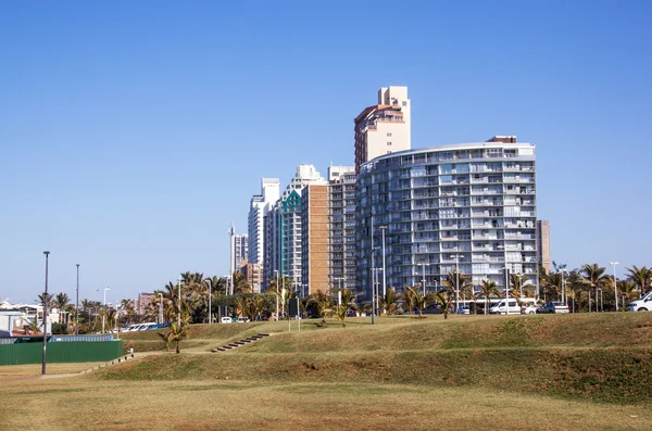 Empty Lawn Area Against Comercial and Residential Buildings — Stock Photo, Image