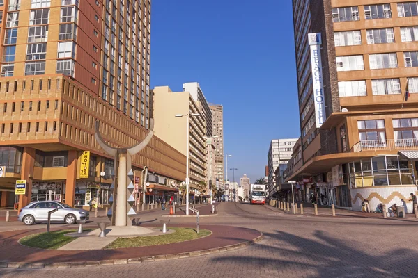 Mensen en residentiële en commerciële gebouwen op strand — Stockfoto