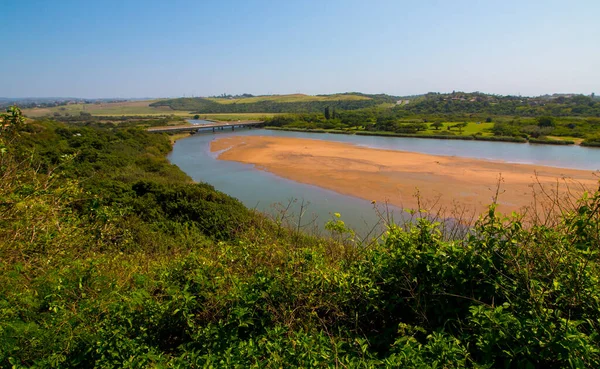 Fiume Delimitato Cespuglio Naturale Vegetaton Con Ponte Sullo Sfondo — Foto Stock