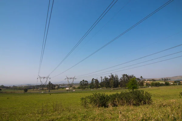 在蓝天的映衬下穿过农村的电线 — 图库照片
