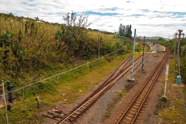 Dubbla Järnvägsspår Väg Mot Platford Omgiven Buske — Stockfoto