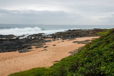 Kum sahili kıyı şeridinde ayak izleriyle kaplı.