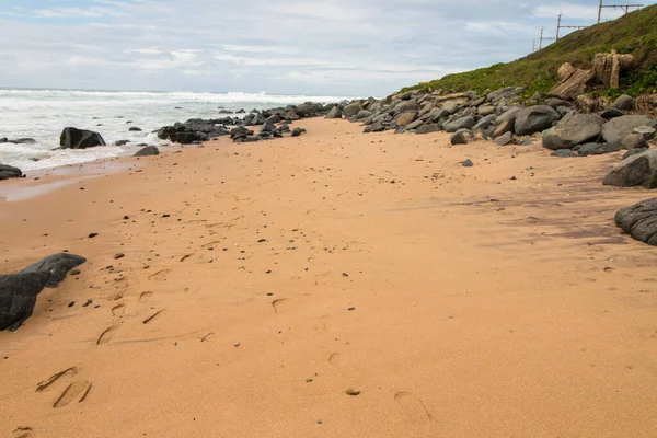 Rocas Negras Huellas Tachonadas Playa Estrecha — Foto de Stock