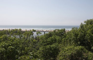 Mimari demiryolu köprüsü nehirden karşıya geçiyor.